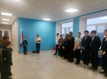 Торжественная линейка,  церемония выноса флага