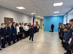  Традиционная еженедельная торжественная линейка